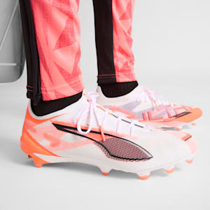 Chaussures de soccer à crampons pour terrain ferme ULTRA 5 ULTIMATE Homme, PUMA White-PUMA Black-Glowing Red, extralarge